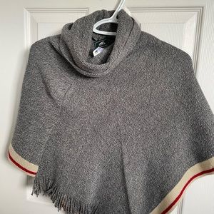 Roots (kids) poncho - small kids size. Grey with red trim